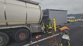 In A14 scontro tra tir e furgone: chiuso il tratto Pedaso-Grottammare, ferito autista 19enne